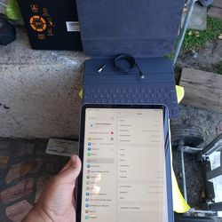 2022 M1 Ipad Air 5TH 64GB All works 100% 0 issue come with case, charger & Temper Glass Screen. $380! Or best closer offer. Trade are welcome