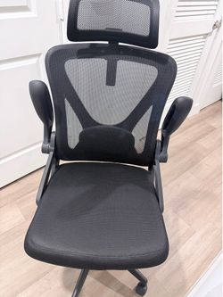 Ergonomic Mesh Office Chair with Adjustable Headrest – Excellent Condition
