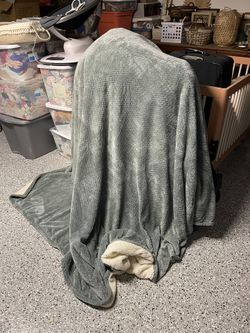 Queen Sized Heavy Soft Blanket. 