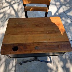 Vintage School Desk With Chair Attached In Ecxelent Condition 