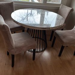 Dinning Table With 4 Chairs 