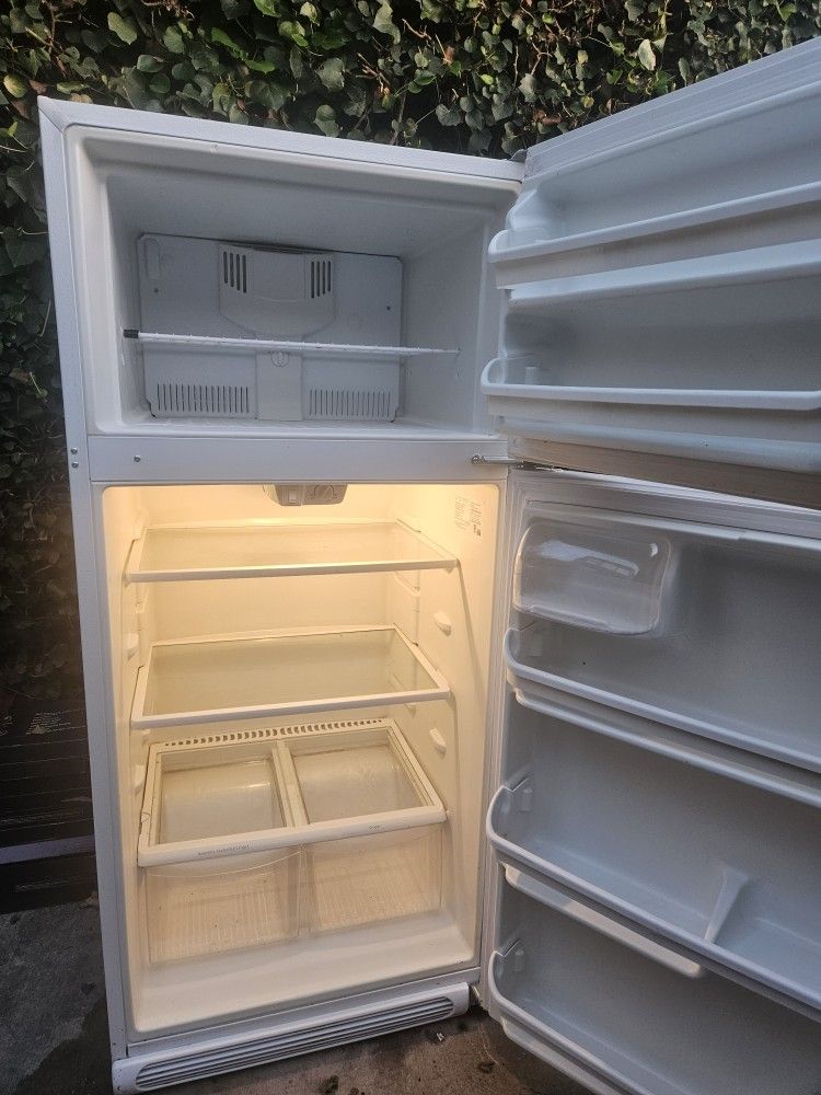 Refrigerator Works Great.  Refrigerador Funciona Muy Bien 