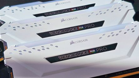 Corsair Vengeance 32GB (2x16gb) DDR4 3200MHz C16 RAM Kit (White)