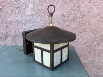 outdoor wall-mounted lantern light fixture.