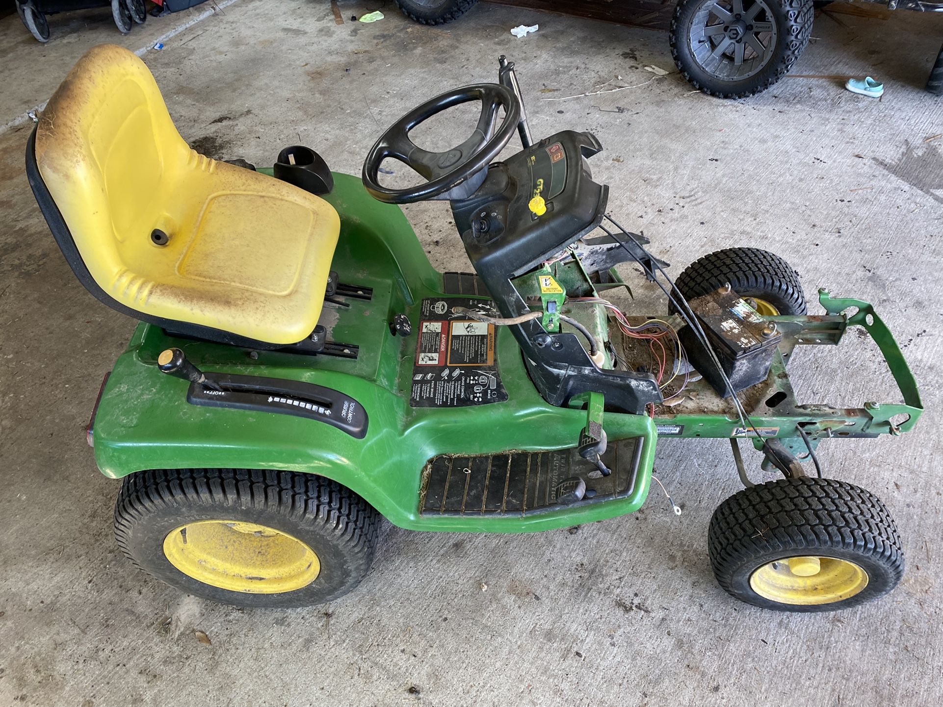 John Deere GT 235 Chassis 