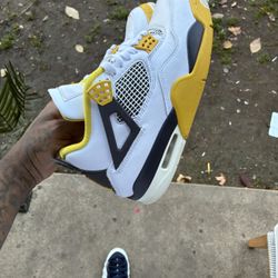 Jordan 4 Size 11 Women’s Size 9 Men’s