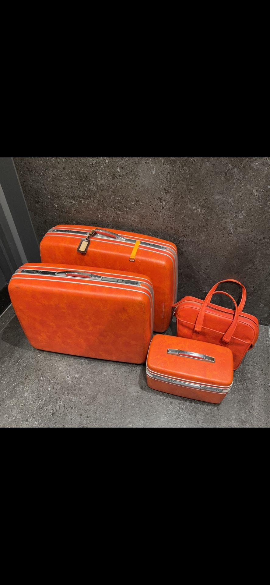 Samsonite 1970s vintage luggage set with key