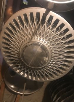 Chevy lumina hubcap almost new 14”