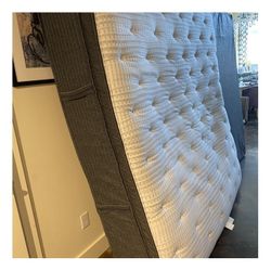 Queen size Beautyrest Silver Medium Firm Mattress 