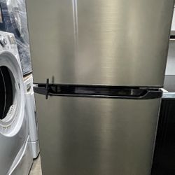 Ever Chill Top Freezer Medium Apartment Size Fridge 