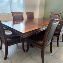 Very Nice Solid Wood Dining Table w/ Leaf Seats 6