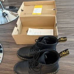 Doc Martens Unisex 1460 Originals 8-Eye, Soft Toe Slip Resistant
