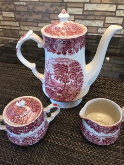 Tea / coffee pot with creamer n sugar bowl