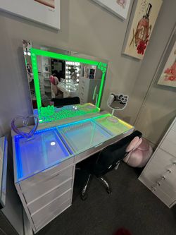 HELLO KITTY VANITY