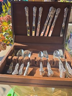Stainless decorative silver-plated flatware set.