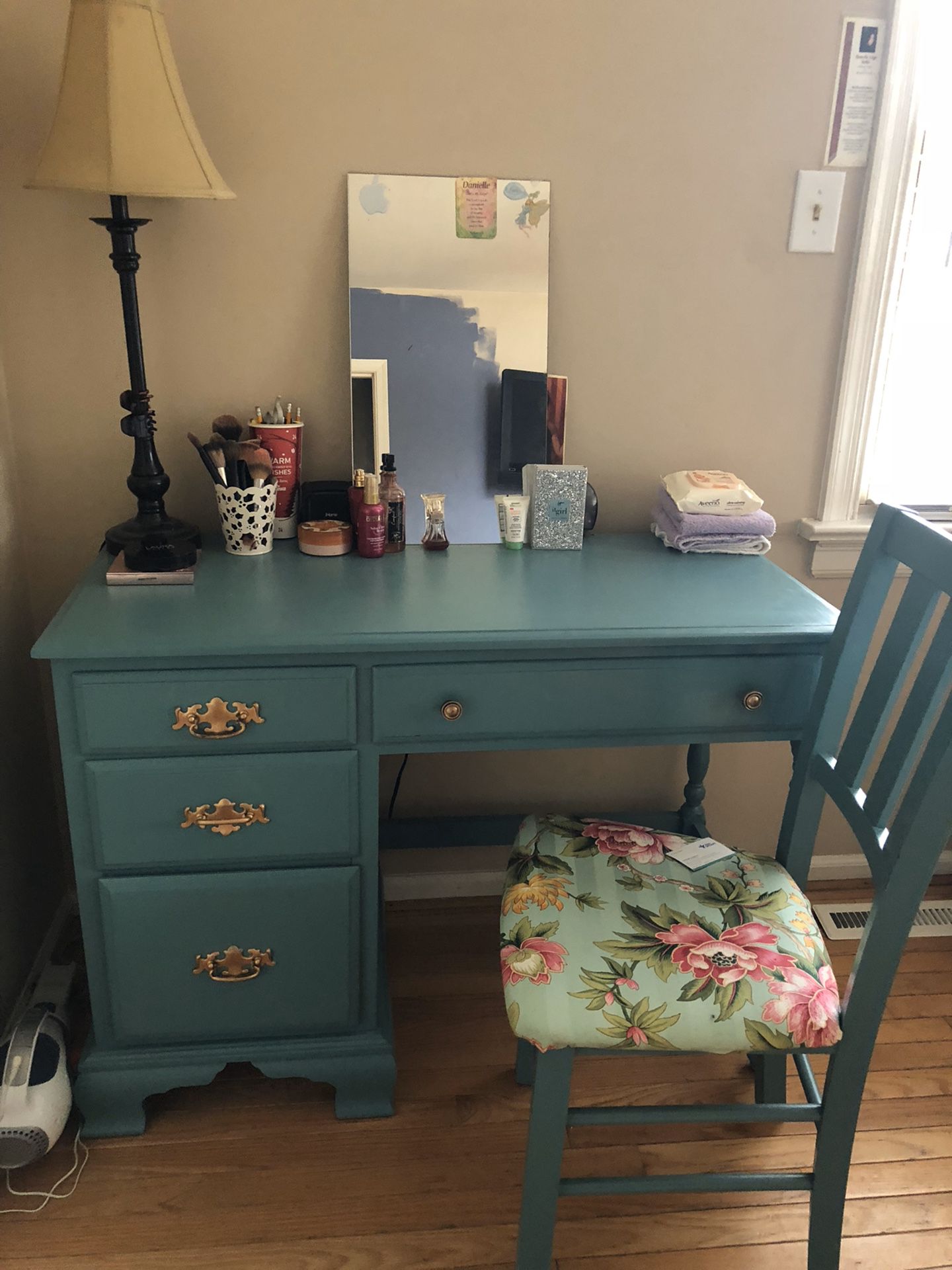 Vanity table /Desk ,Great for makeup & Hair (No chair)