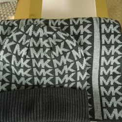 Michael Kors Ladies Scarf And Beanie Set  With Original Box 