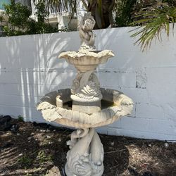 Large Concrete Water Fountain Classic Style -must Go!