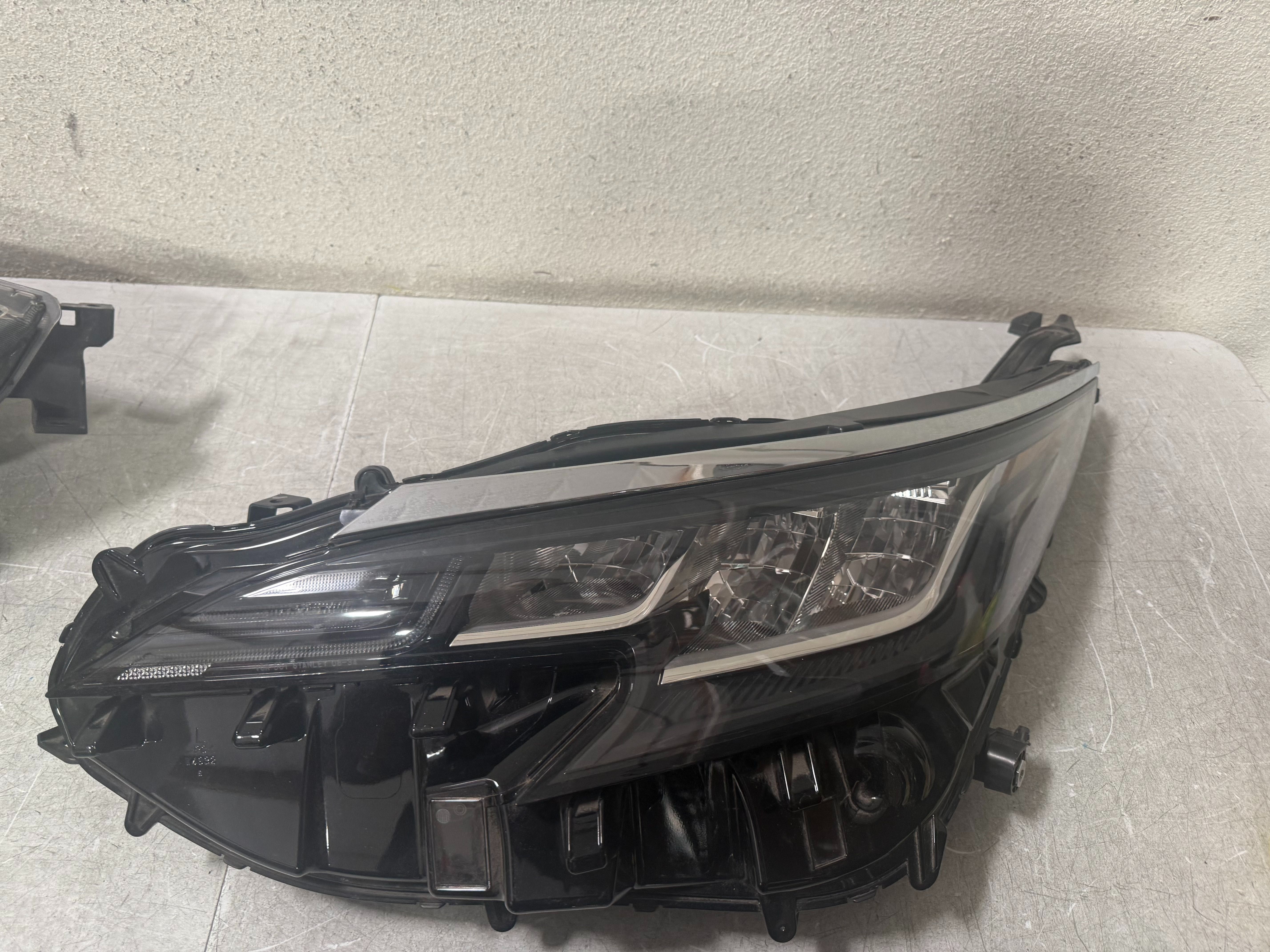 TOYOTA SIENNA LEFT HEADLIGHT 2023