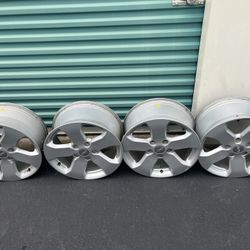 18 Inch  5 Lug Jeep Chrome Wheels. 