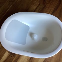 Lalo Baby Bath Tub – White Infant Bathtub with Back Support