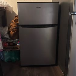 Mini Fridge With Freezer 