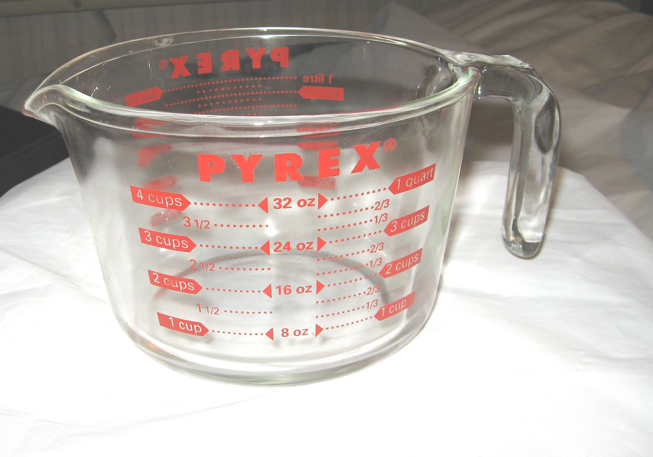 VINTAGE 1 quart GLASS PYREX MEASURING CUP