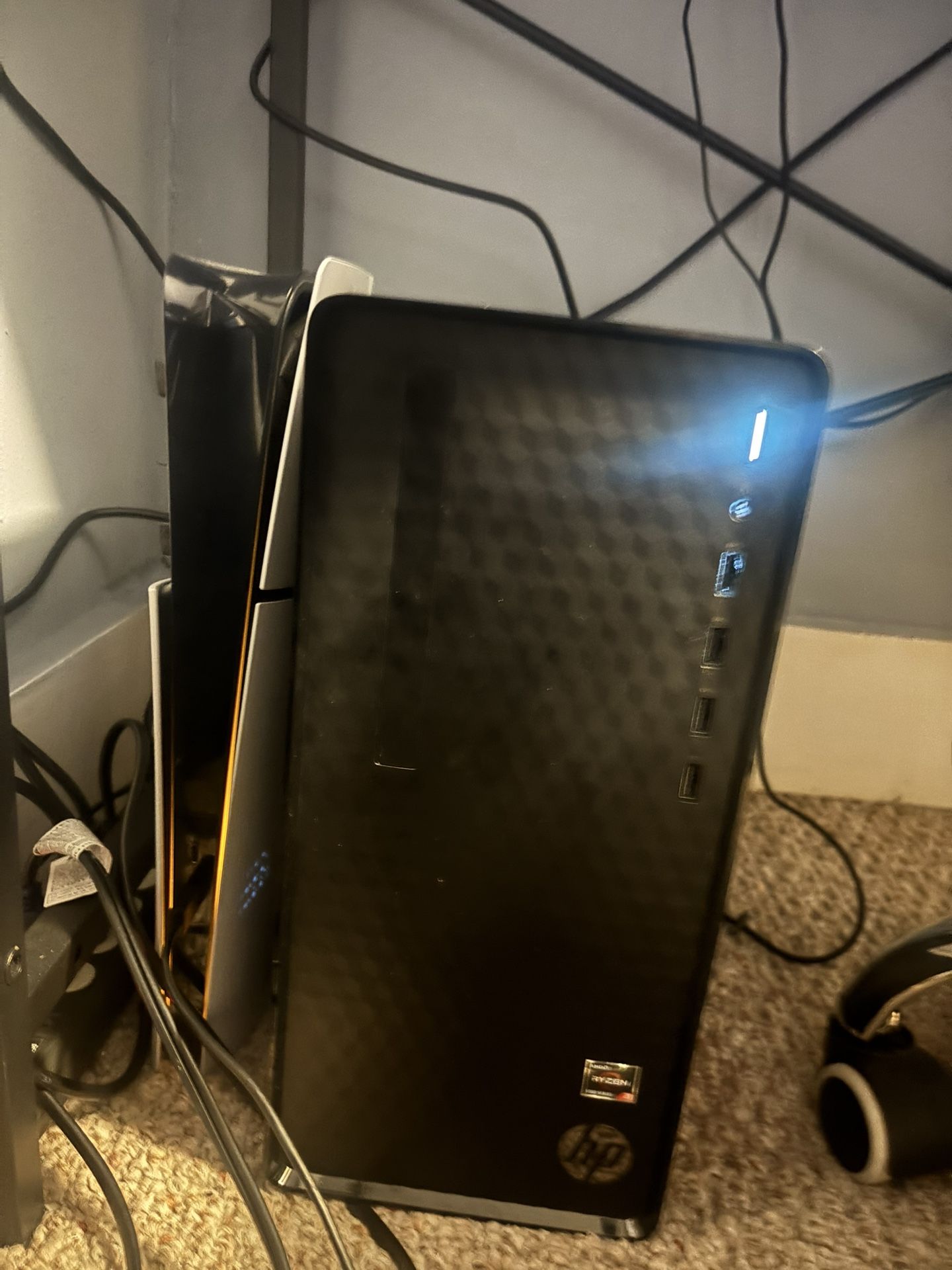 HP - Desktop - AMD Ryzen 3 - 8GB Memory - 256 GB SSD - Dark Black