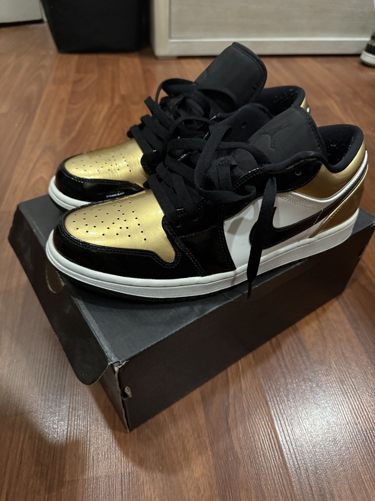 Jordan 1 Low Gold Toe