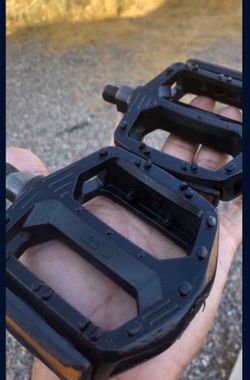 GT BLACK PEDALS 1/2