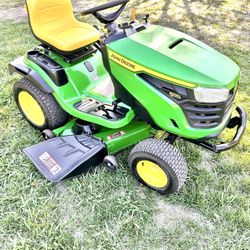 John Deere Riding Mower (LOW HOURS)