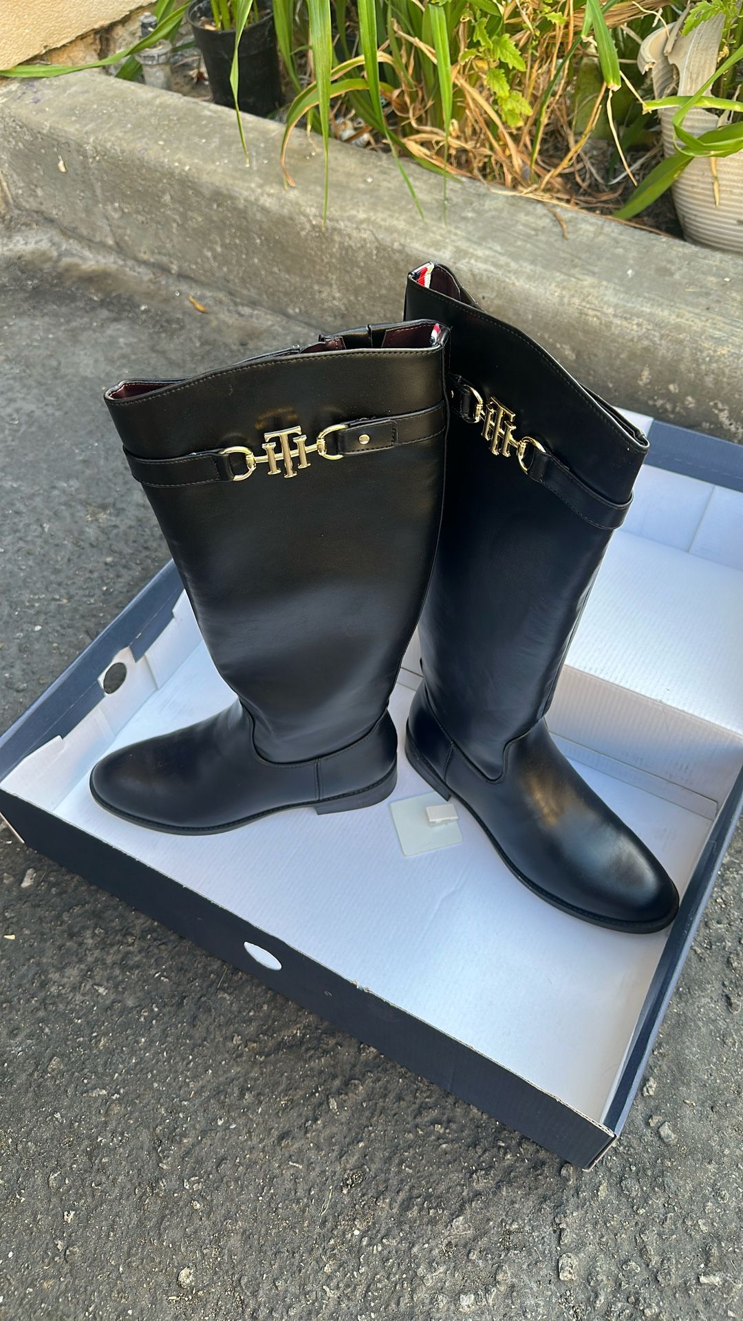 Tommy Hilfiger Twinezy Riding Boots in black, size 8M.