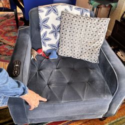 Sofá Velvet Blue. /futon.   And 2 Chairs