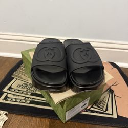 Black gucci slides