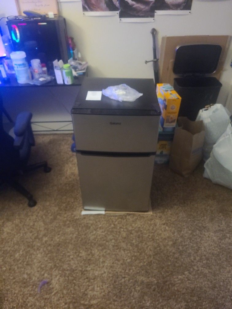 Galanz mini Fridge With Freezer