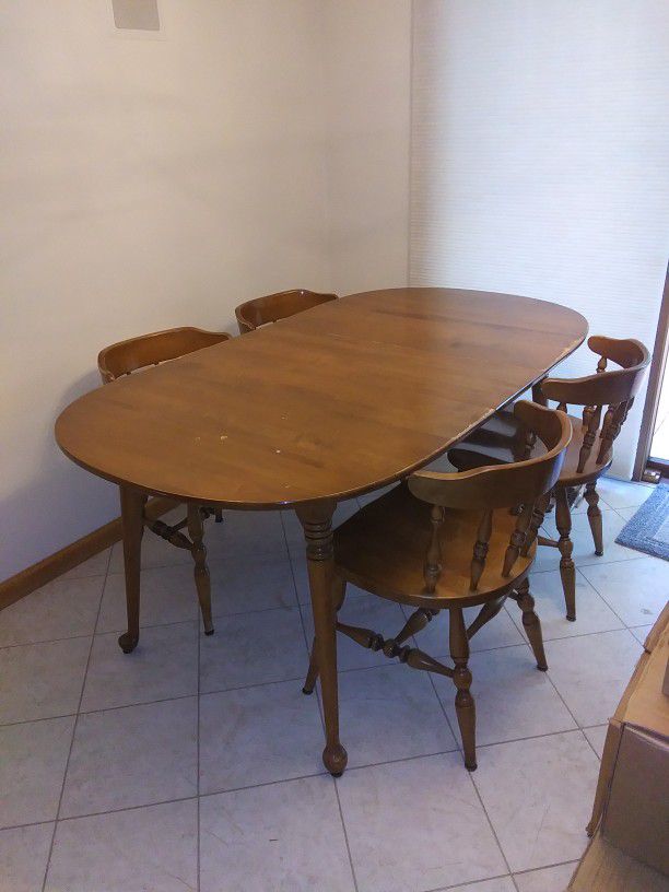 Maple Dining Table With Leaf And 4 Chairs