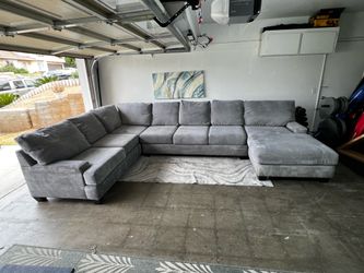 Large gray sectional with chaise ( Delivery Available )