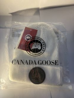Canada Goose white beanie(ski , comfort, warm)
