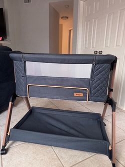 Dimglo Baby Bassinet Bedside Sleeper
