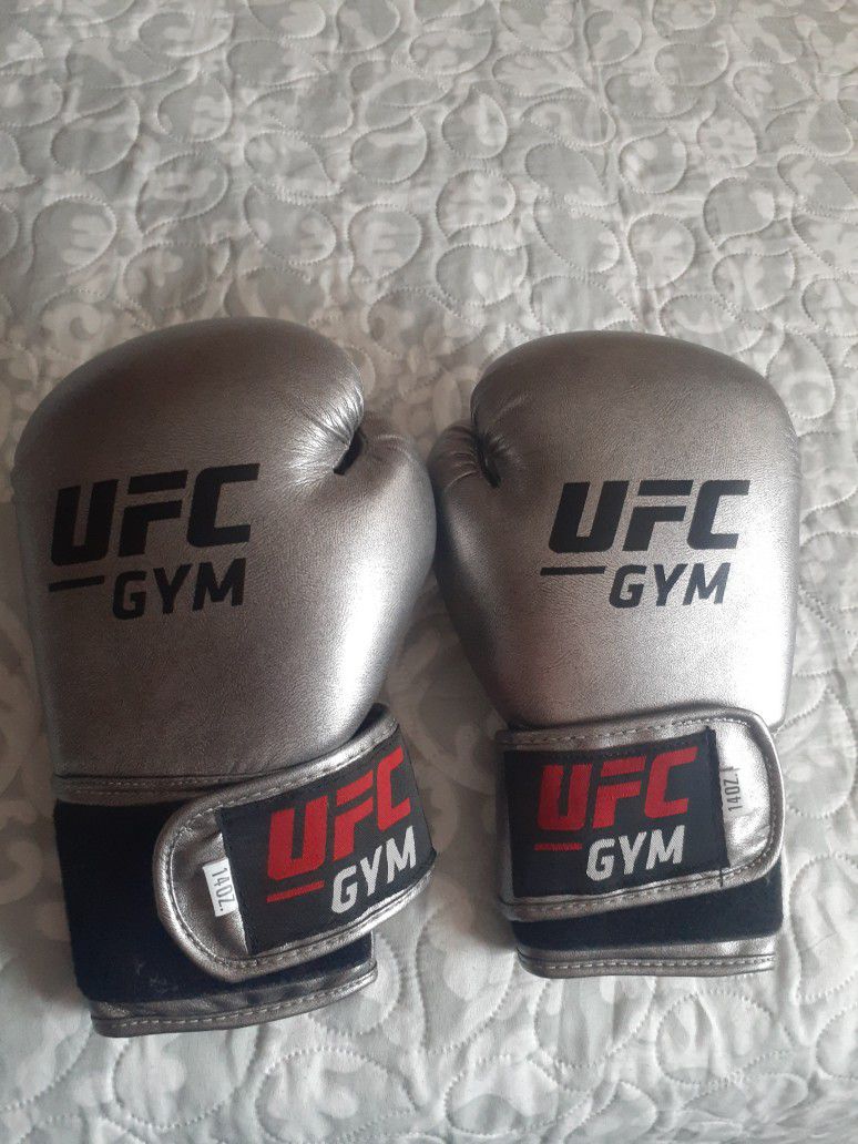 UFC Gym Gloves, Premium Training/Sparring Boxing Gloves 14' OZ UFC 