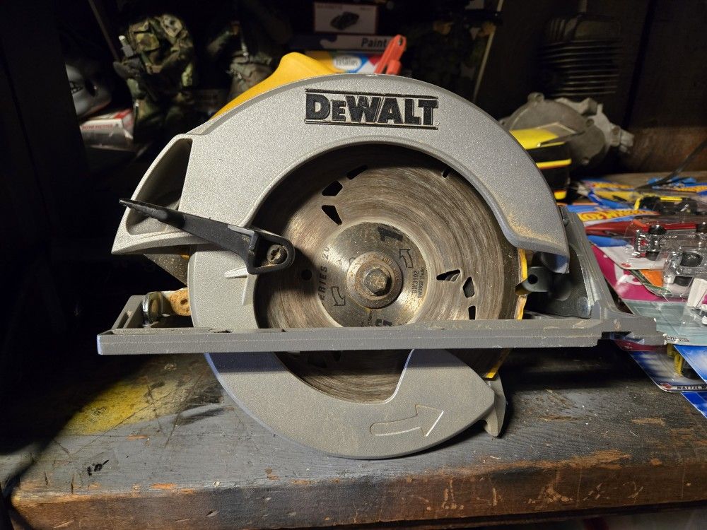 DeWalt Circular Saw....Great Condition...Corded comes with case.