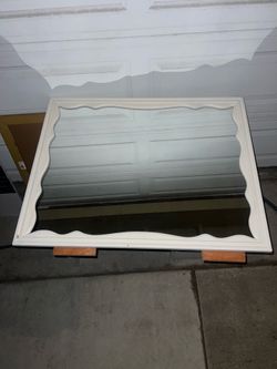 Sintosin vintage-style white wall mirror distinctive scalloped wavy wooden frame