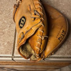 Catchers Glove , Right Hand Throw .