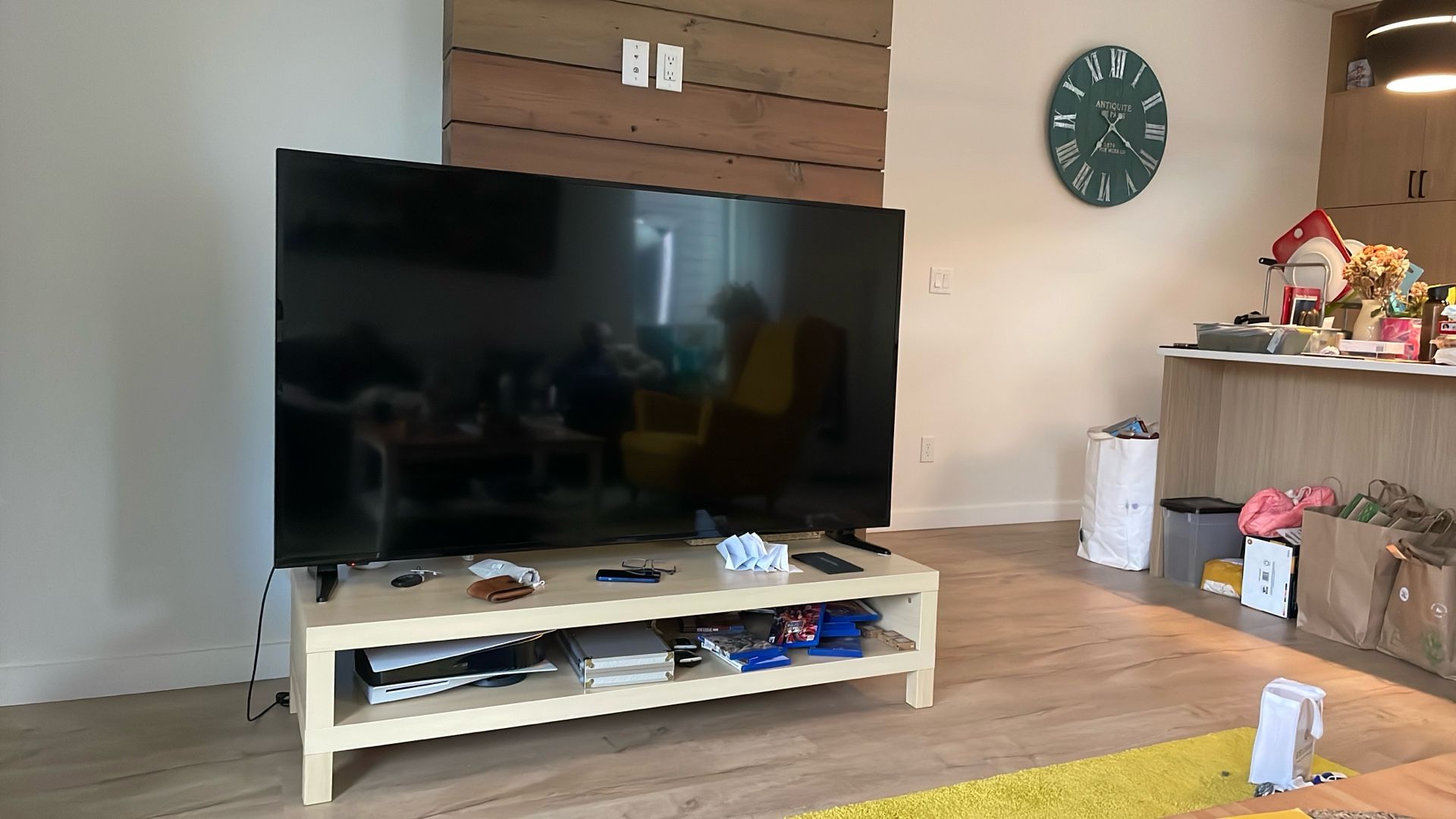 Insignia NS-70DF710NA21 70’ TV