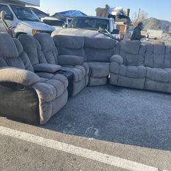 Power Recliner Sectional 6 Seat , 4 Recliner Beautiful Condition .