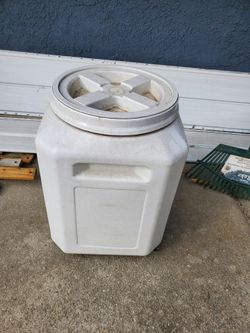 Pet food bin