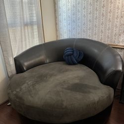 Round over side swivel chair Black