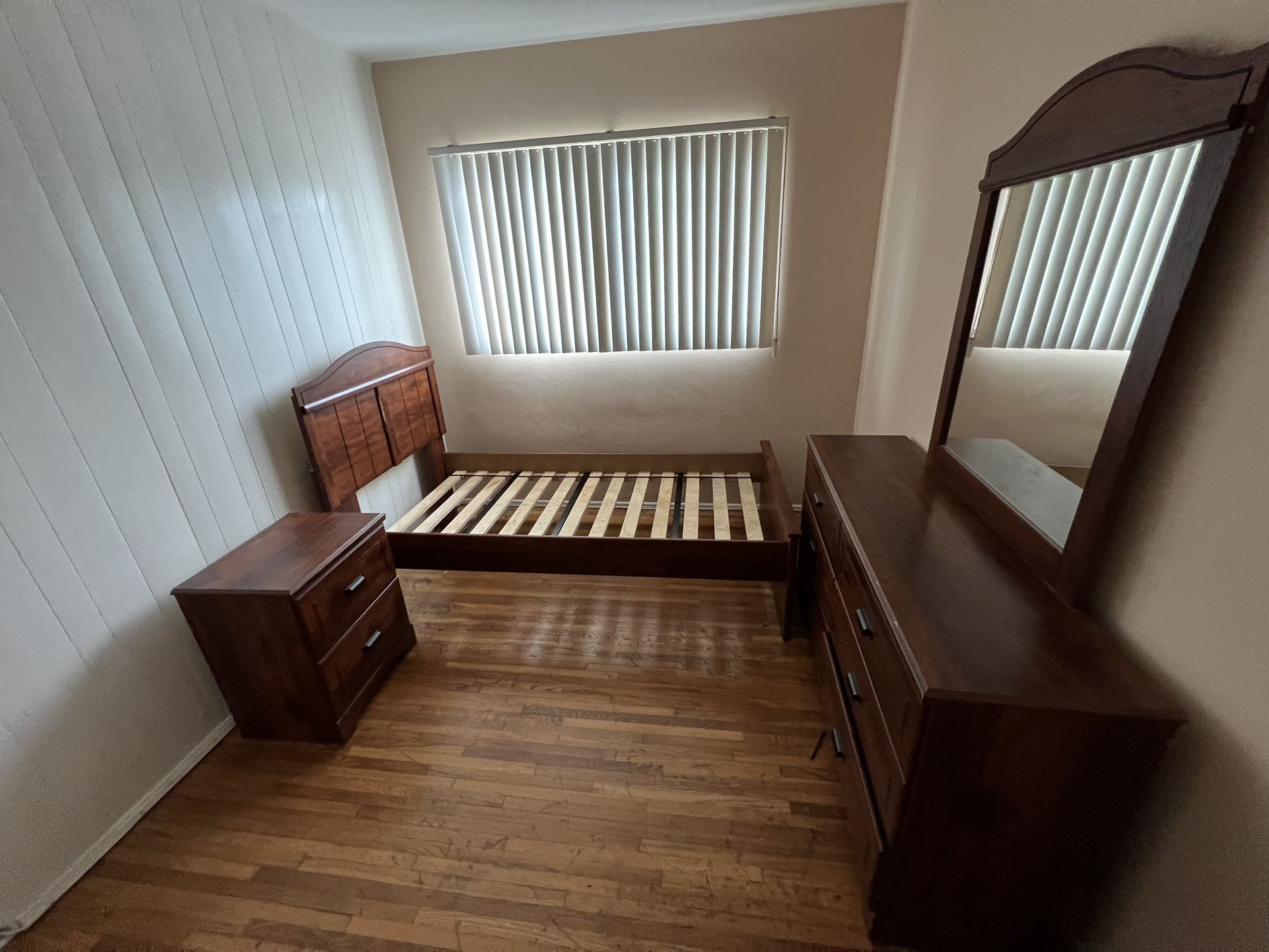 Twin Bed Set With Dresser Mirror 