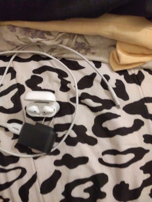 Now Apples headphones Bluetooth Phone Work Good And Good Bass $80