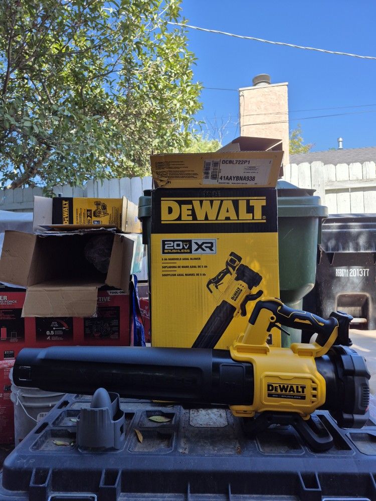 DEWALT 20V MAX 125 MPH 450 CFM Handheld Leaf Blower with Concentrator Nozzle (Tool Only)